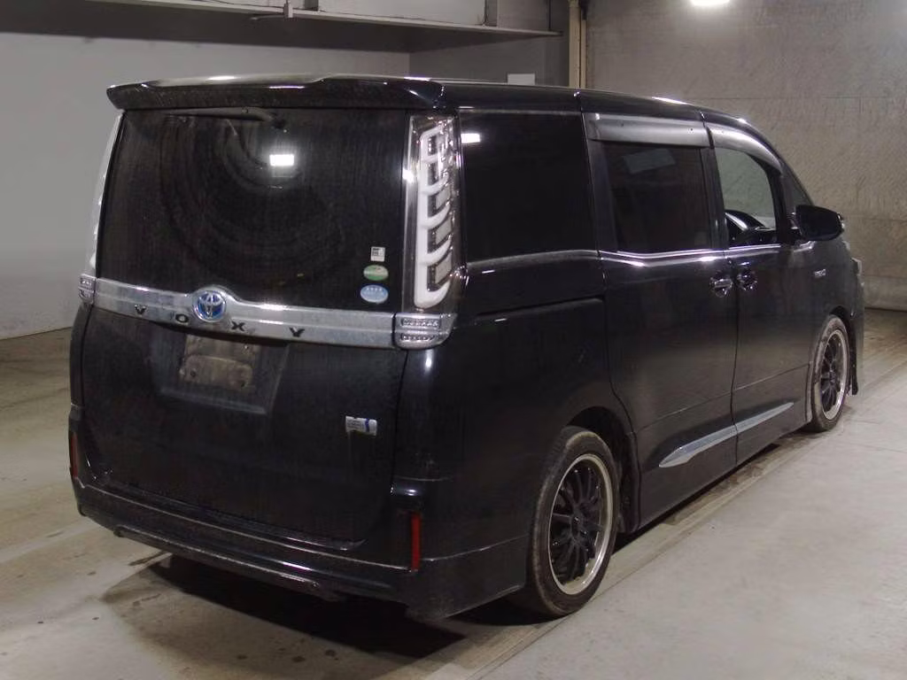 TOYOTA VOXY