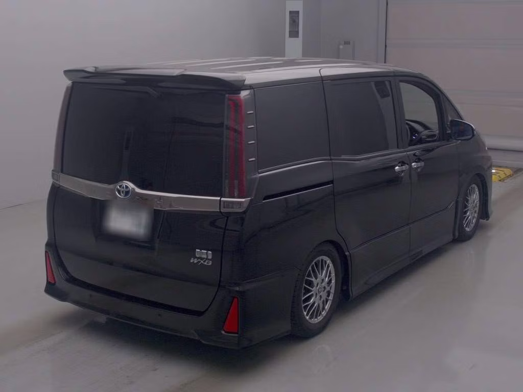 TOYOTA NOAH