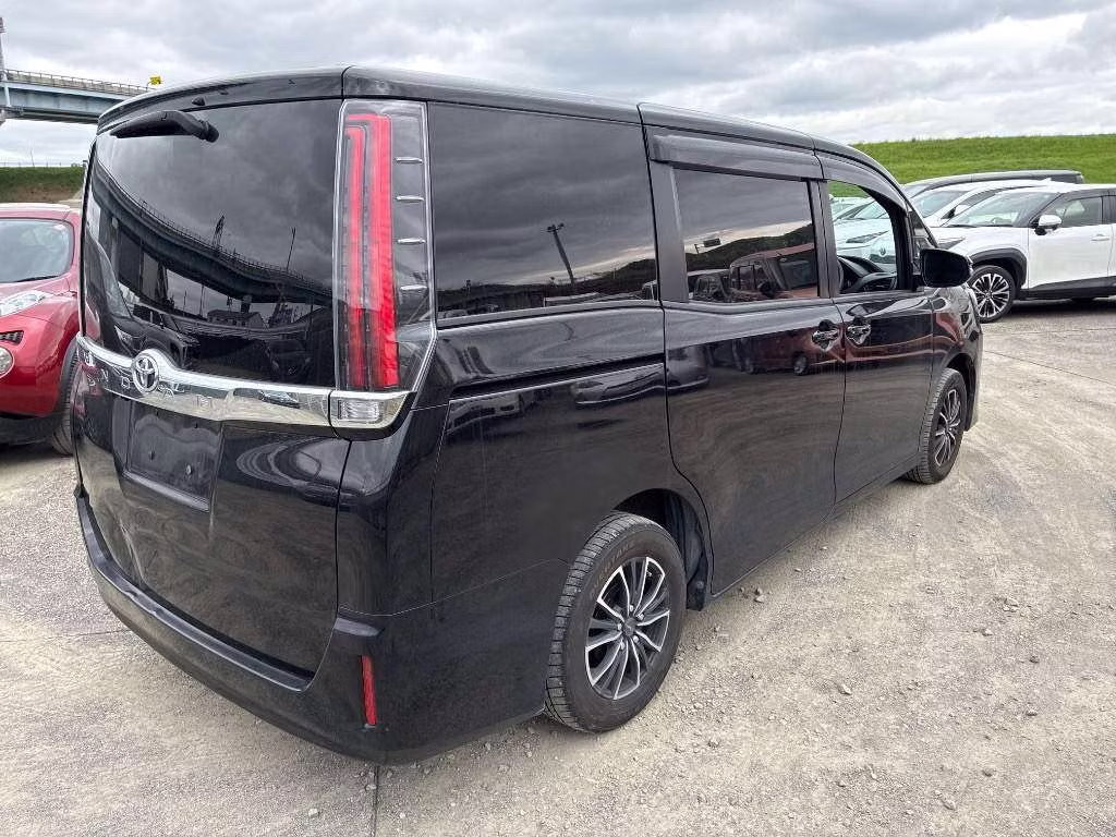 TOYOTA NOAH