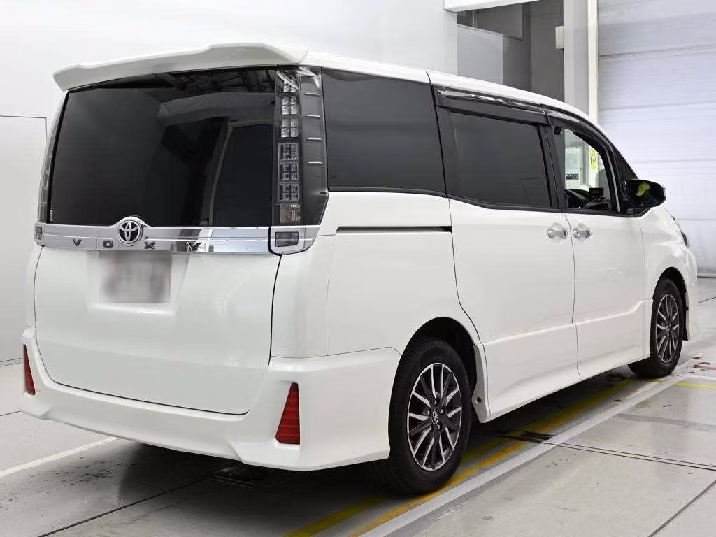 TOYOTA VOXY