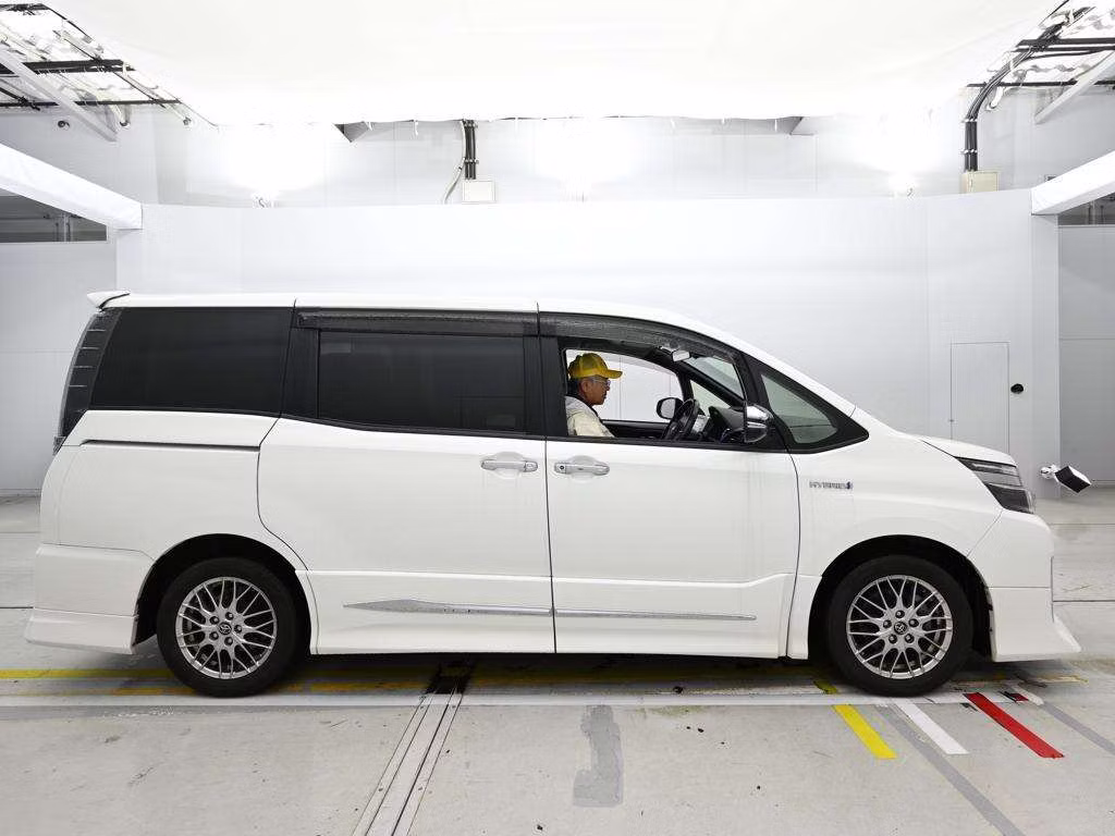 TOYOTA VOXY