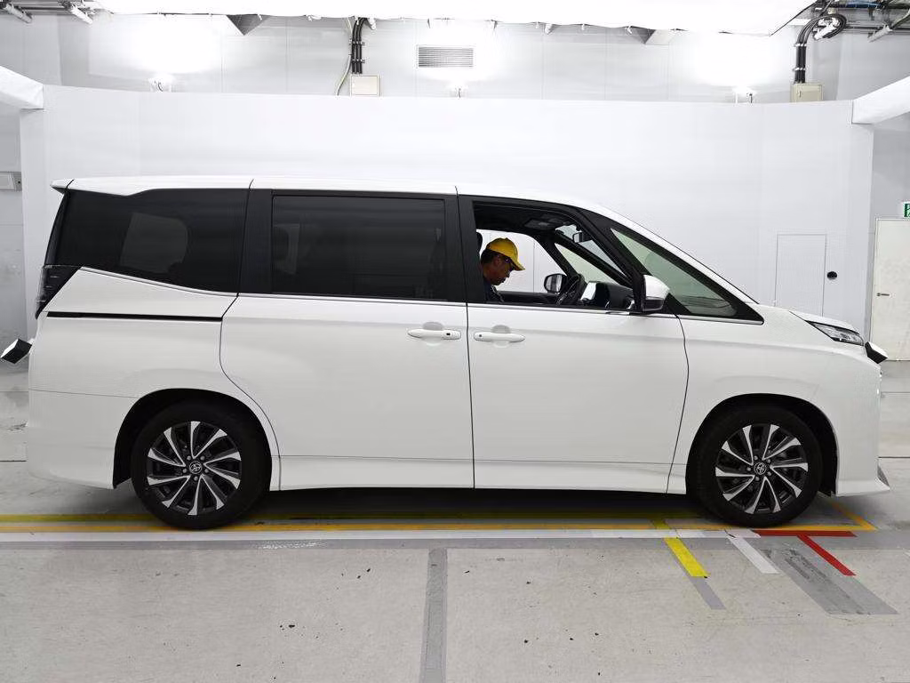 TOYOTA VOXY
