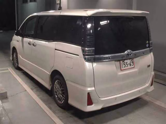 TOYOTA VOXY