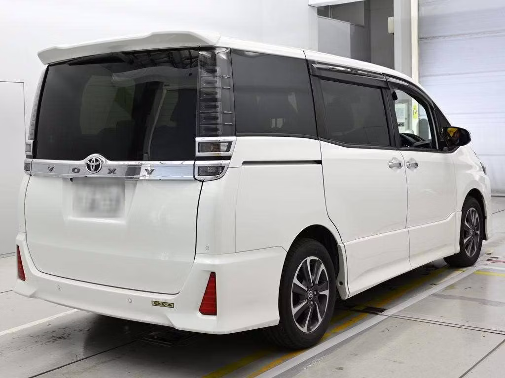 TOYOTA VOXY