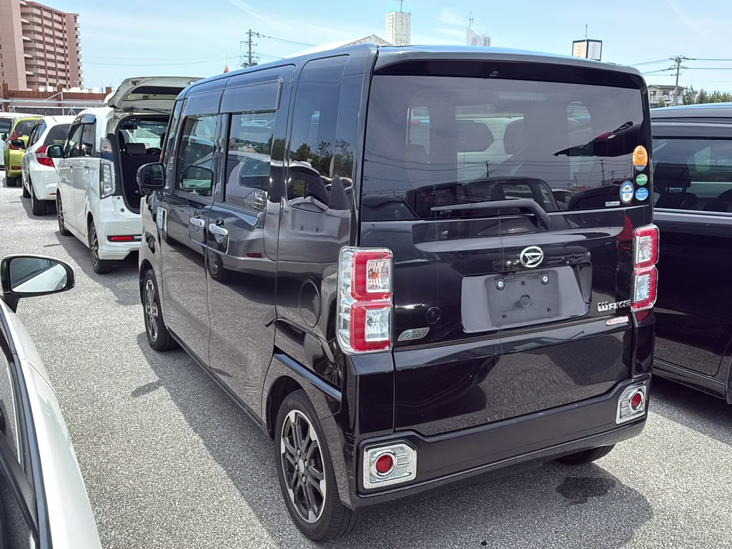 DAIHATSU WAKE
