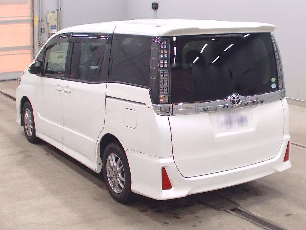 TOYOTA VOXY