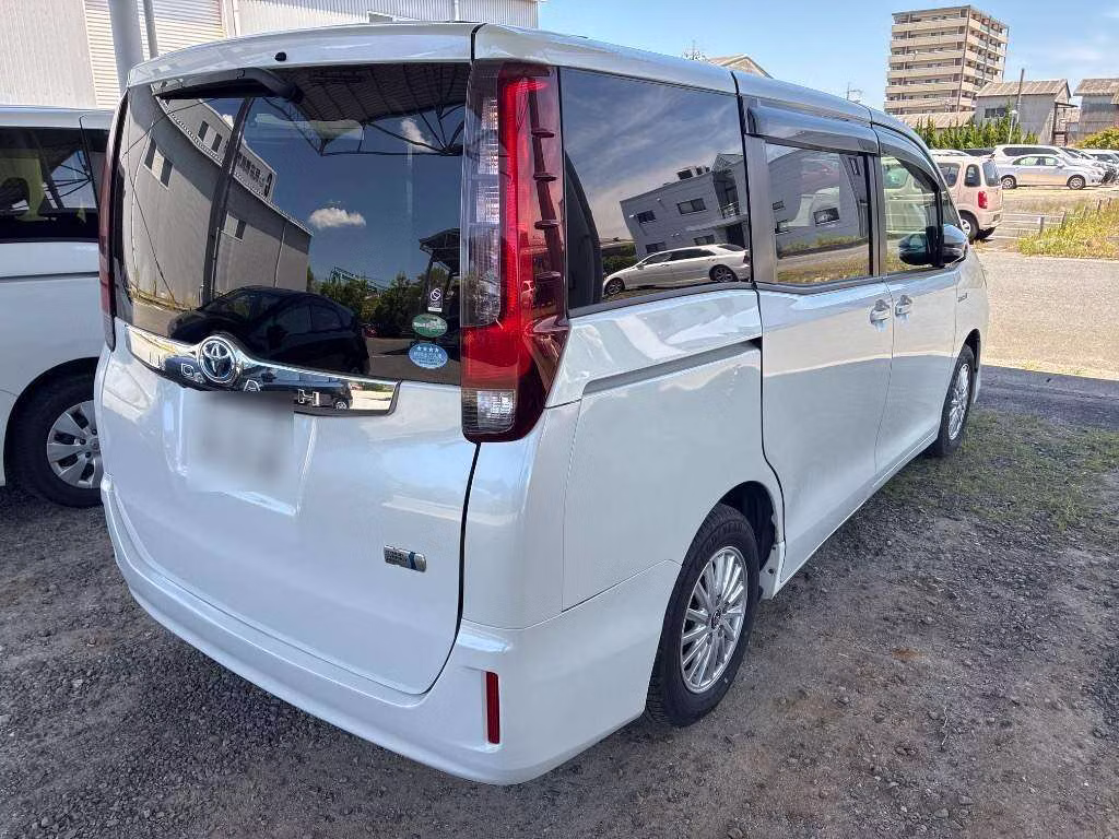 TOYOTA NOAH