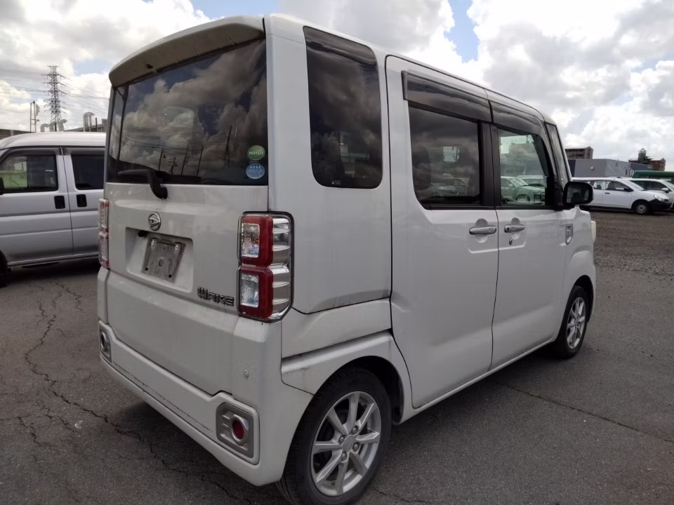 DAIHATSU WAKE