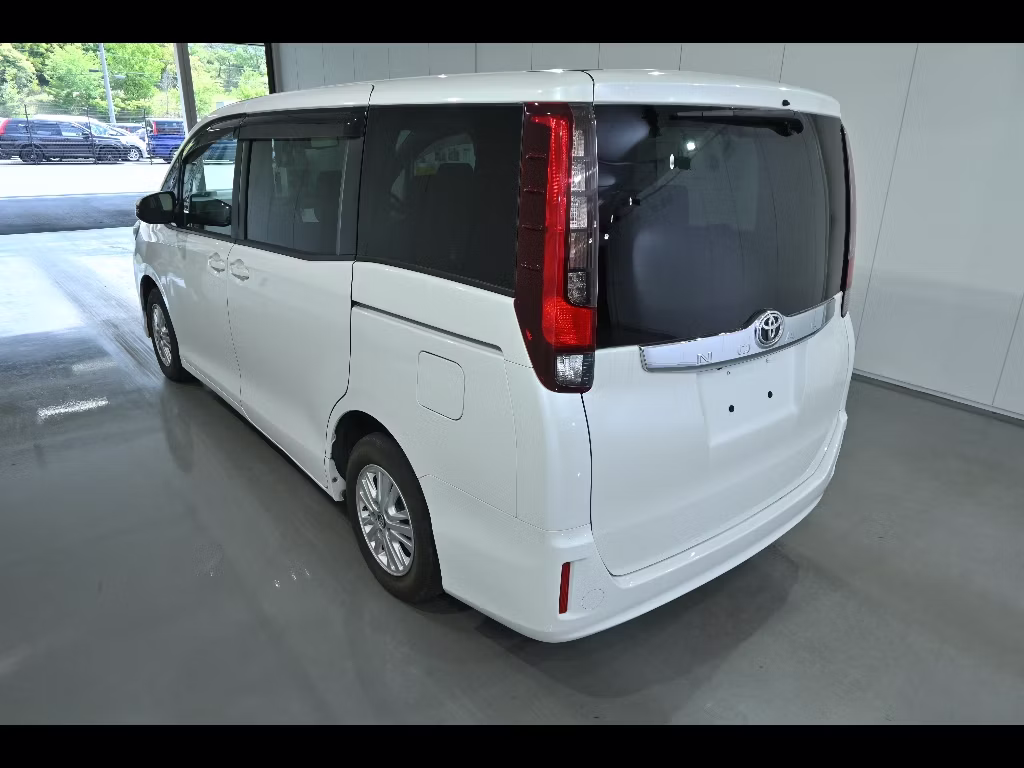 TOYOTA NOAH