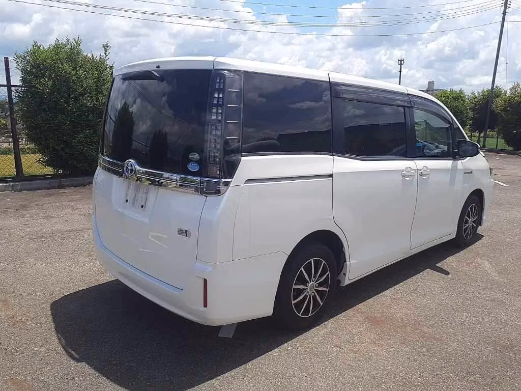 TOYOTA VOXY