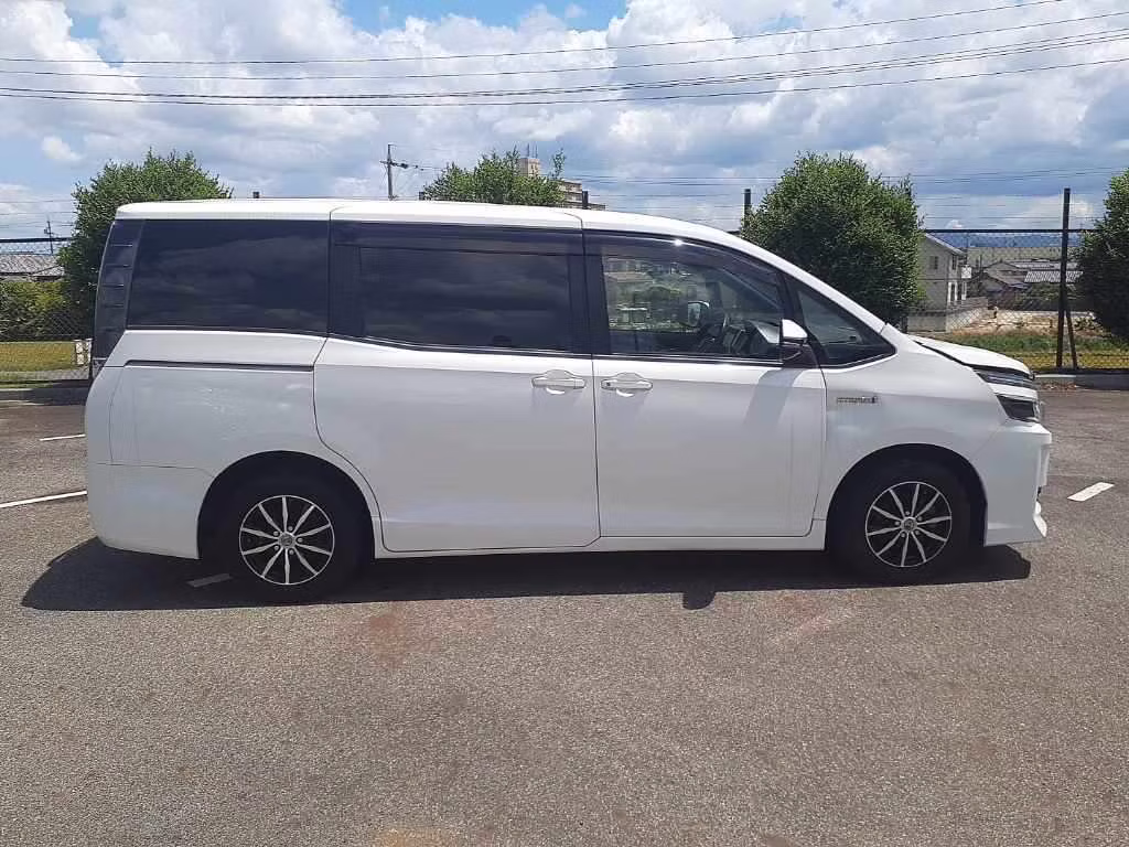 TOYOTA VOXY