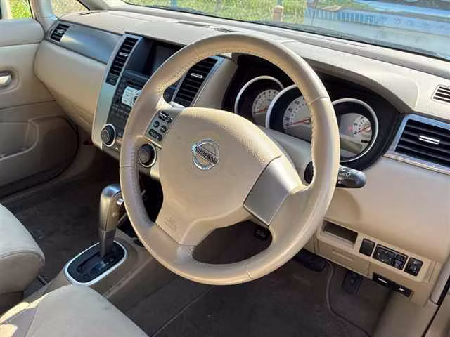 NISSAN TIIDA