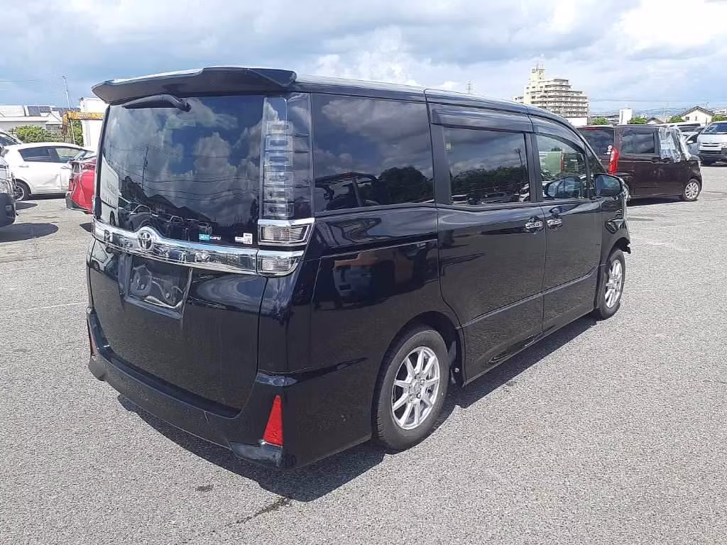 TOYOTA VOXY
