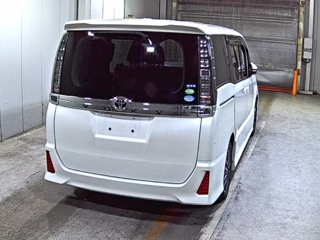 TOYOTA VOXY