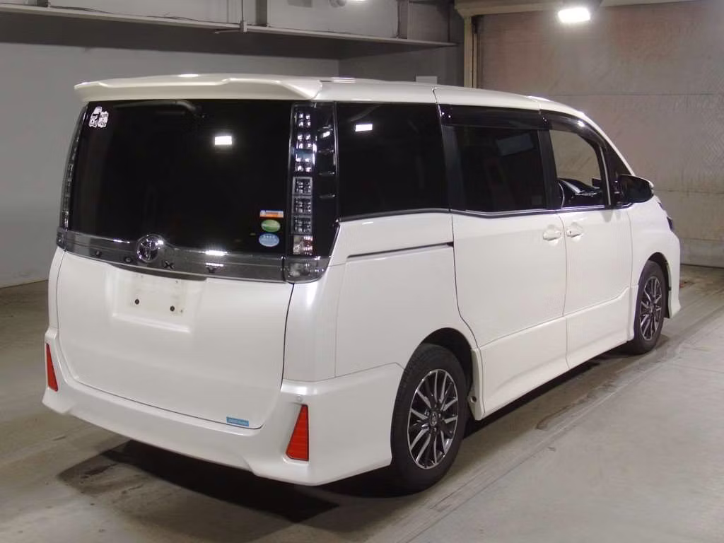 TOYOTA VOXY
