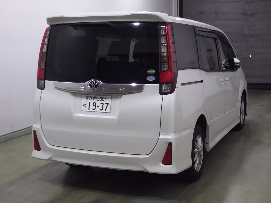 TOYOTA NOAH