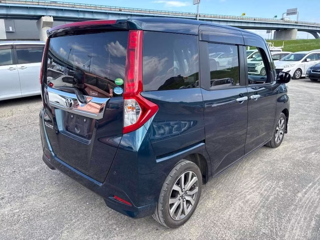TOYOTA ROOMY