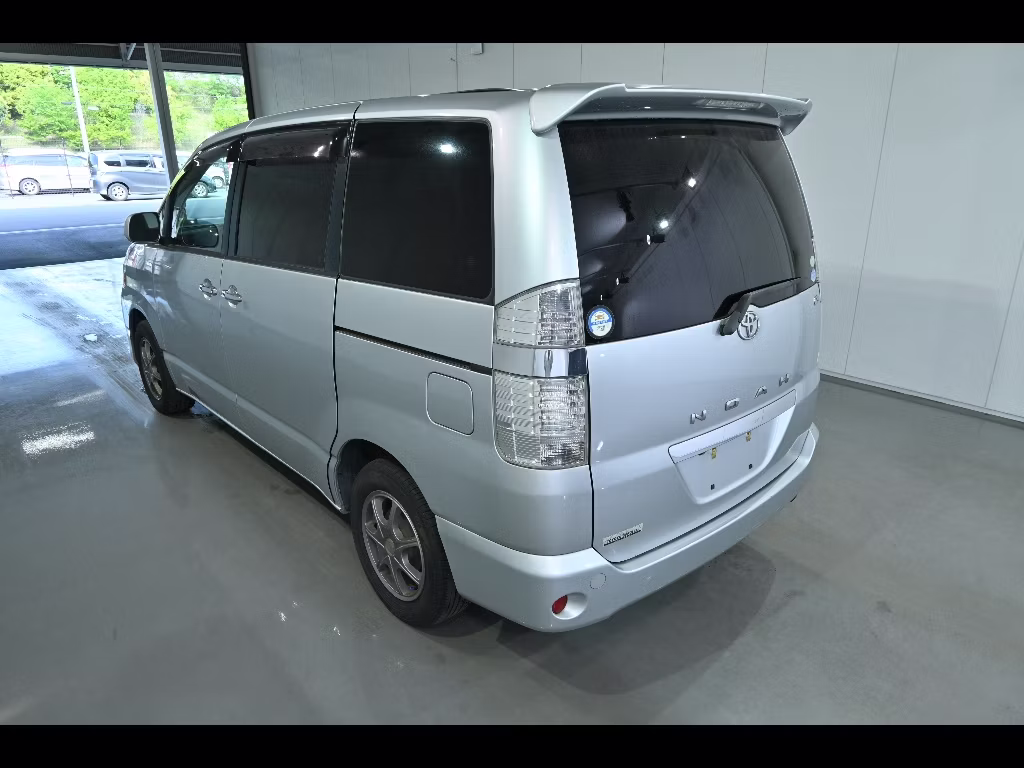 TOYOTA NOAH