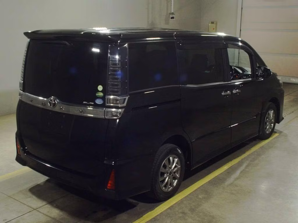 TOYOTA VOXY