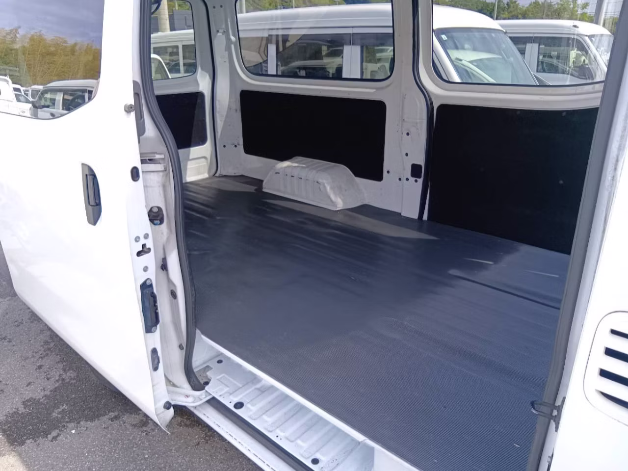 NISSAN NV350 CARAVAN