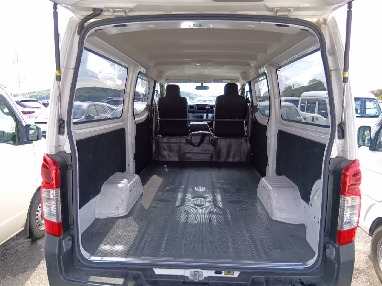 NISSAN NV350 CARAVAN