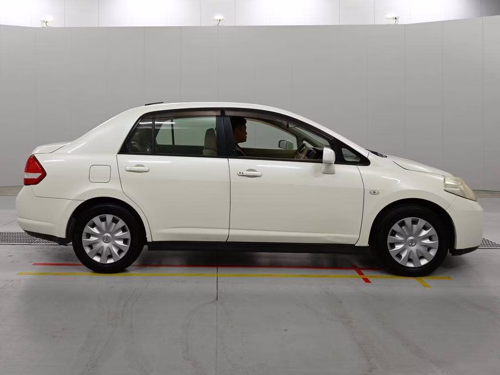 NISSAN TIIDA LATIO