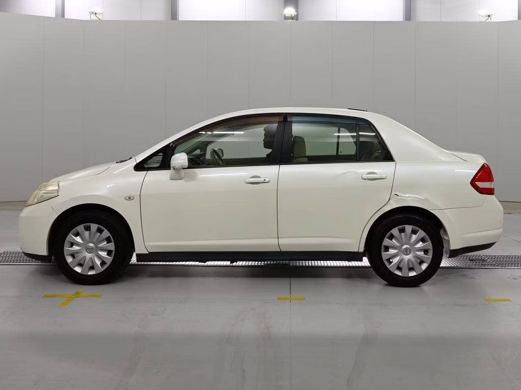 NISSAN TIIDA LATIO