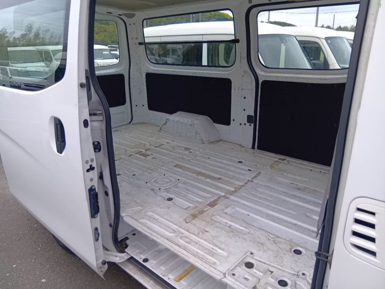 NISSAN NV350 CARAVAN