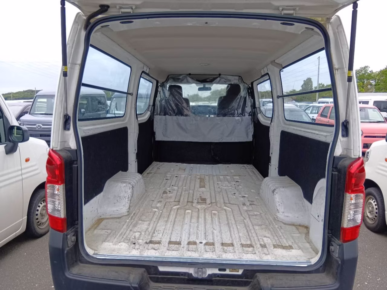 NISSAN NV350 CARAVAN