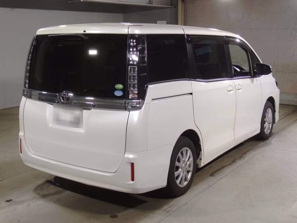 TOYOTA VOXY