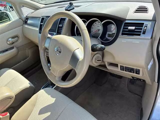 NISSAN TIIDA