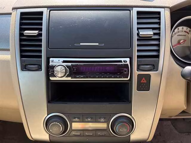 NISSAN TIIDA