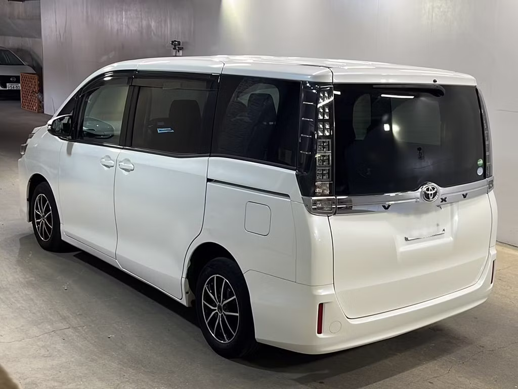 TOYOTA VOXY