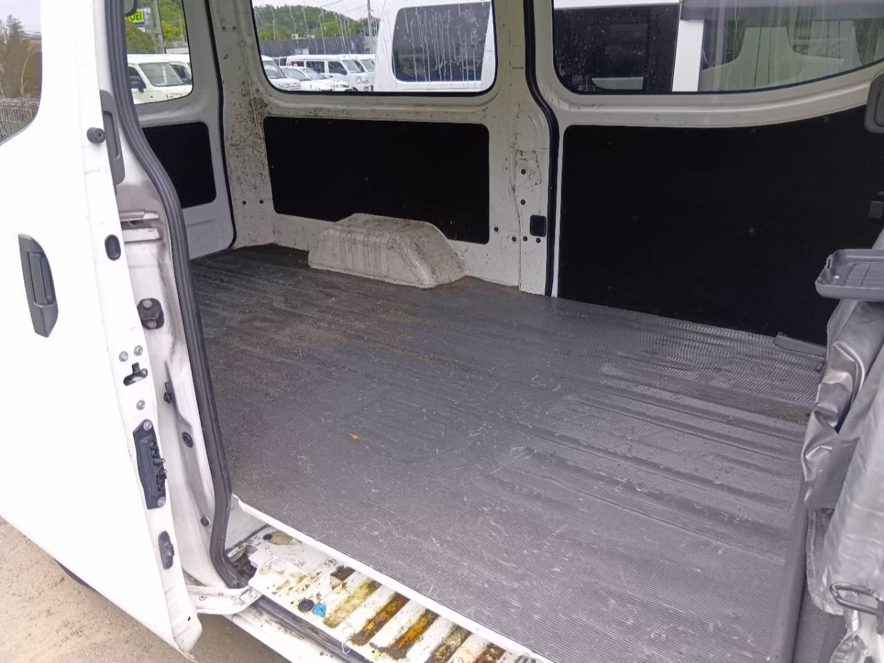 NISSAN NV350 CARAVAN