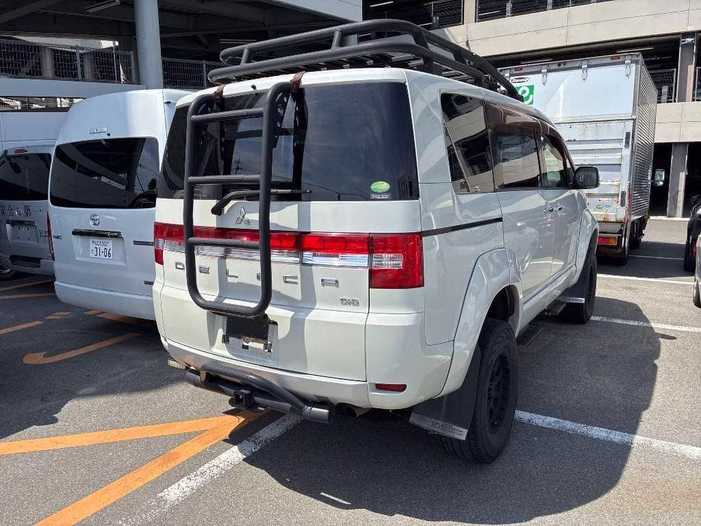MITSUBISHI DELICA D:5