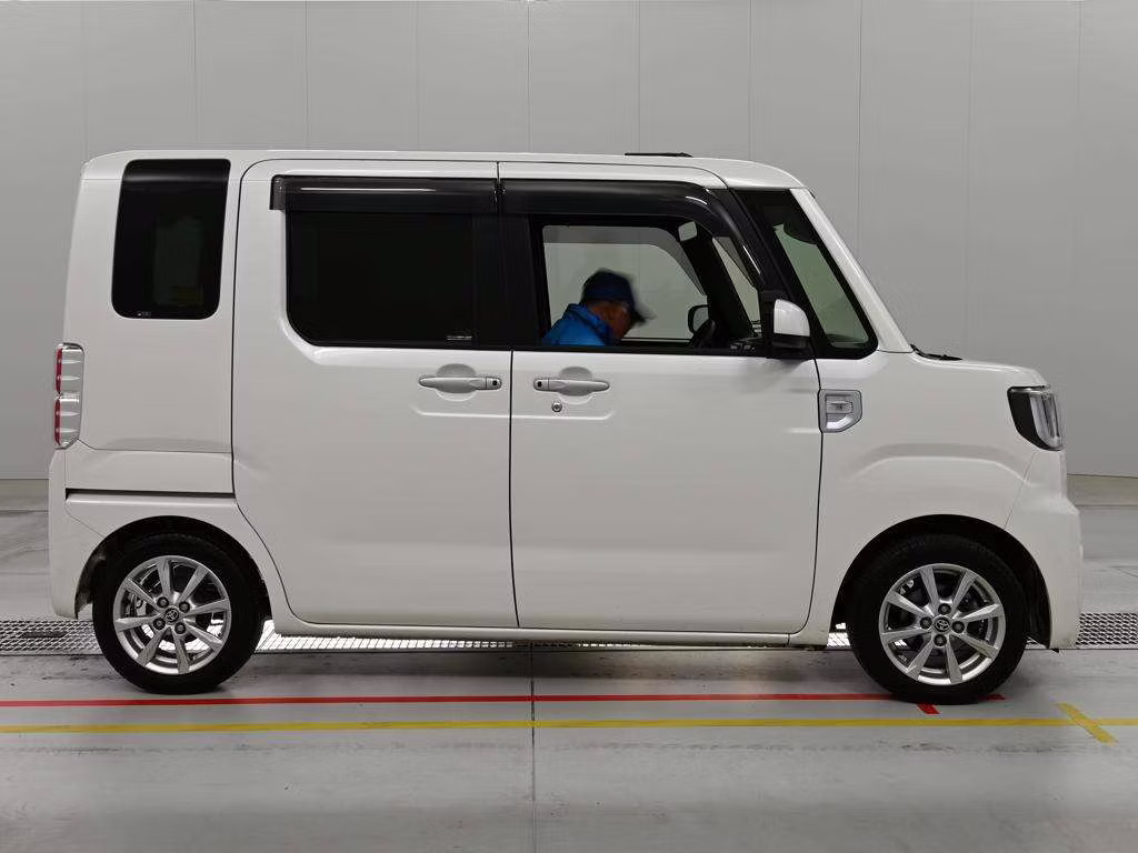 TOYOTA PIXIS MEGA