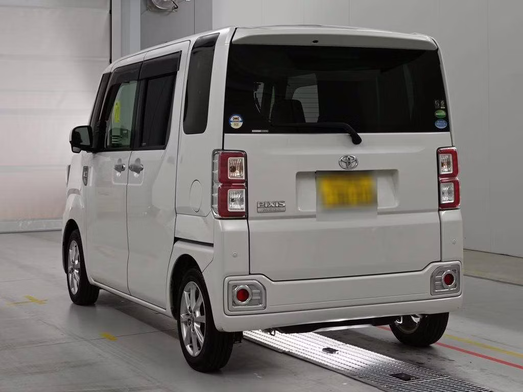 TOYOTA PIXIS MEGA