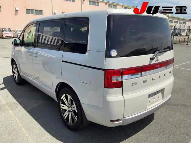 MITSUBISHI DELICA D:5