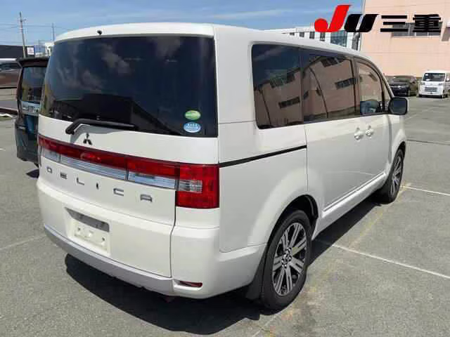 MITSUBISHI DELICA D:5