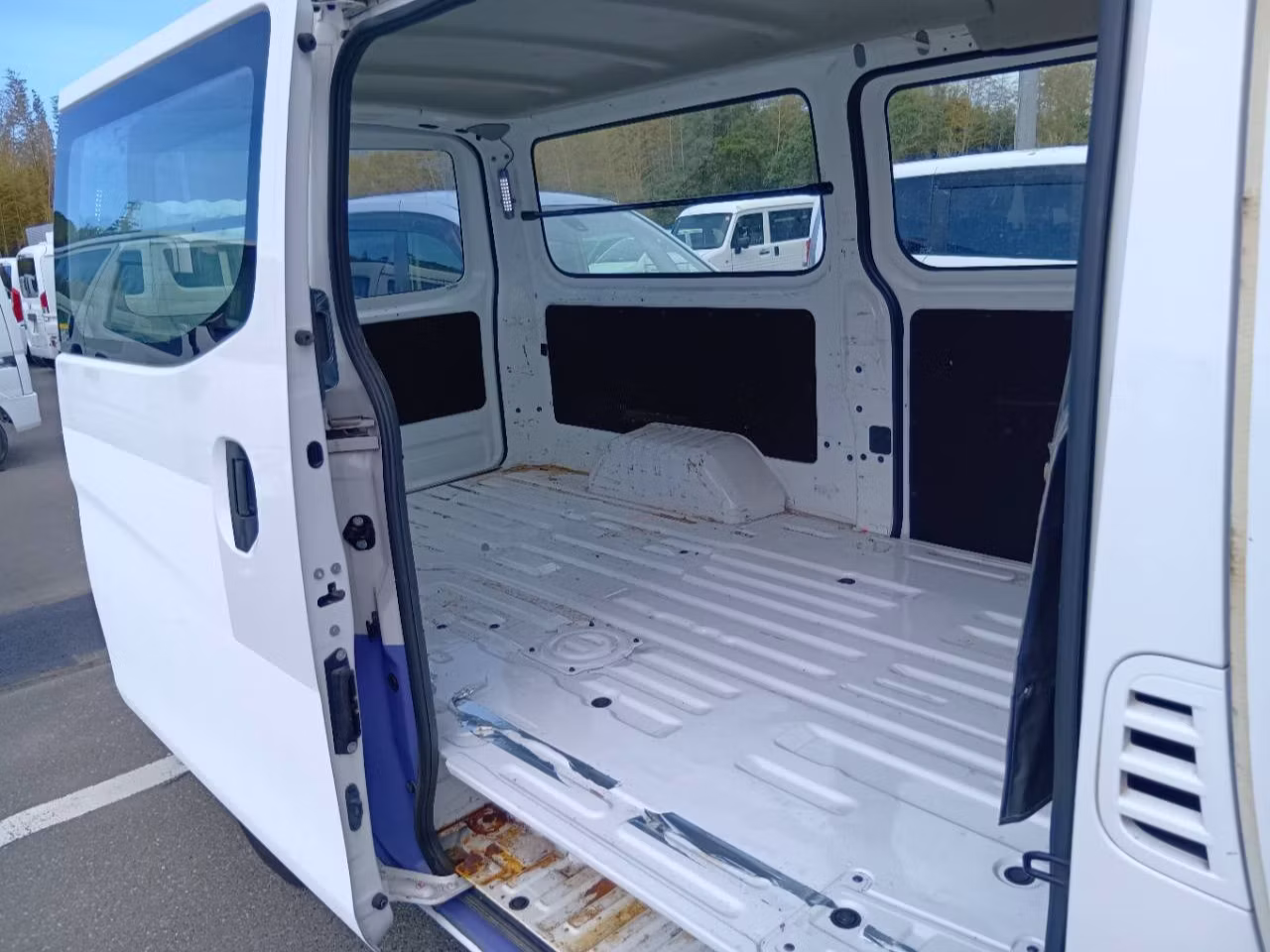 NISSAN NV350 CARAVAN