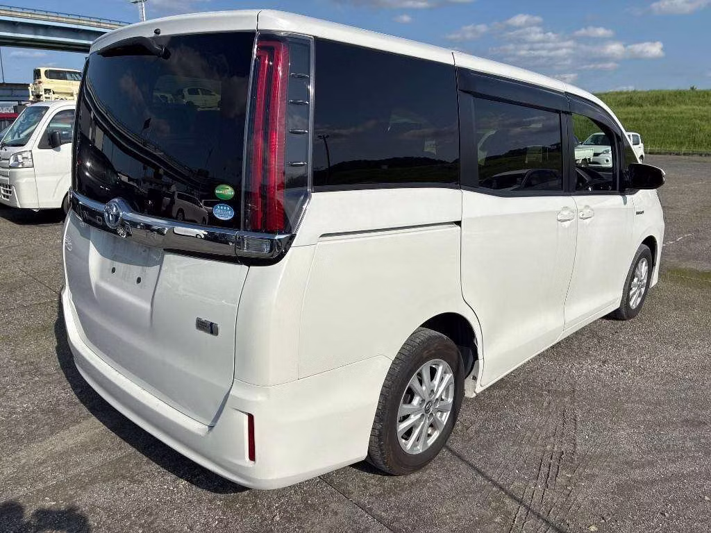 TOYOTA NOAH