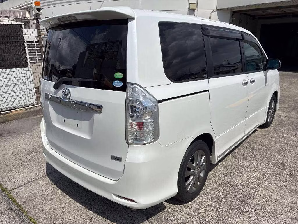TOYOTA VOXY