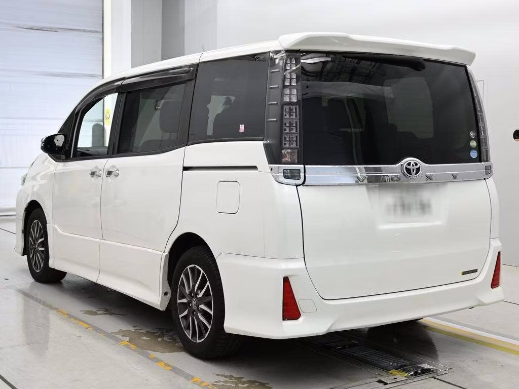 TOYOTA VOXY