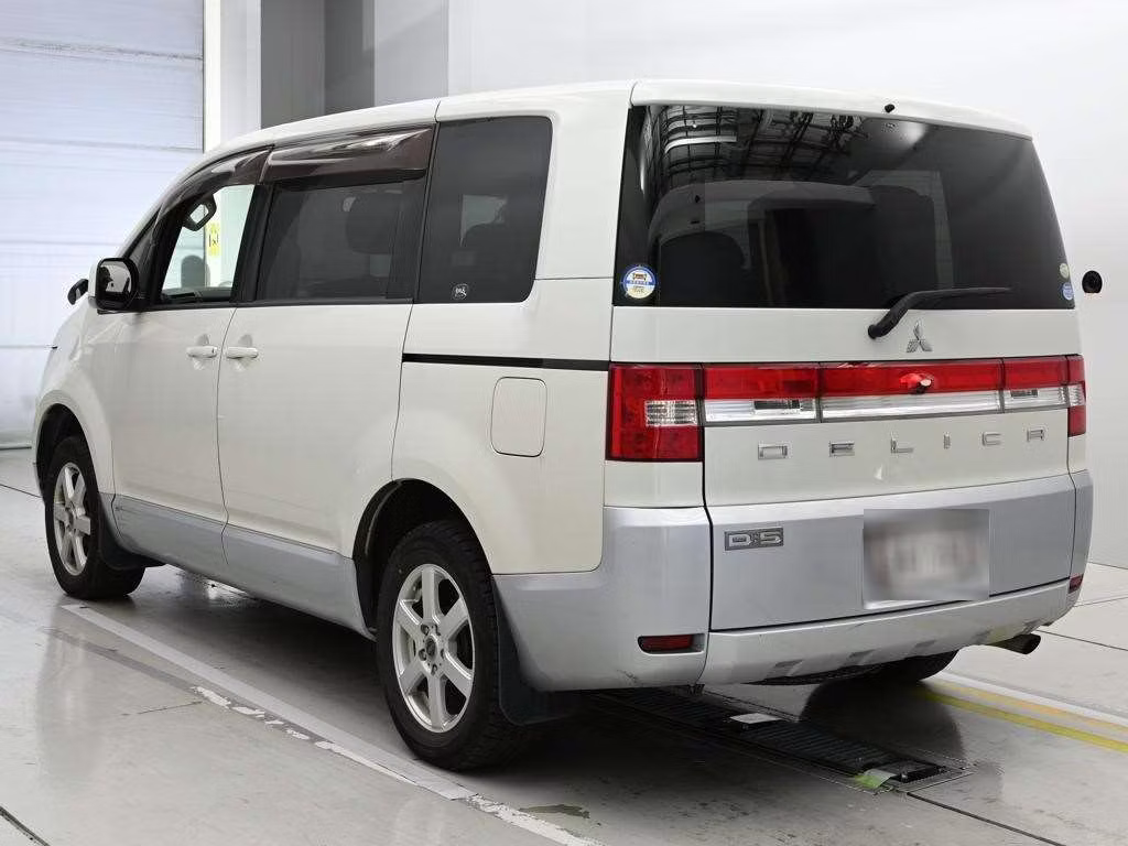 MITSUBISHI DELICA D:5