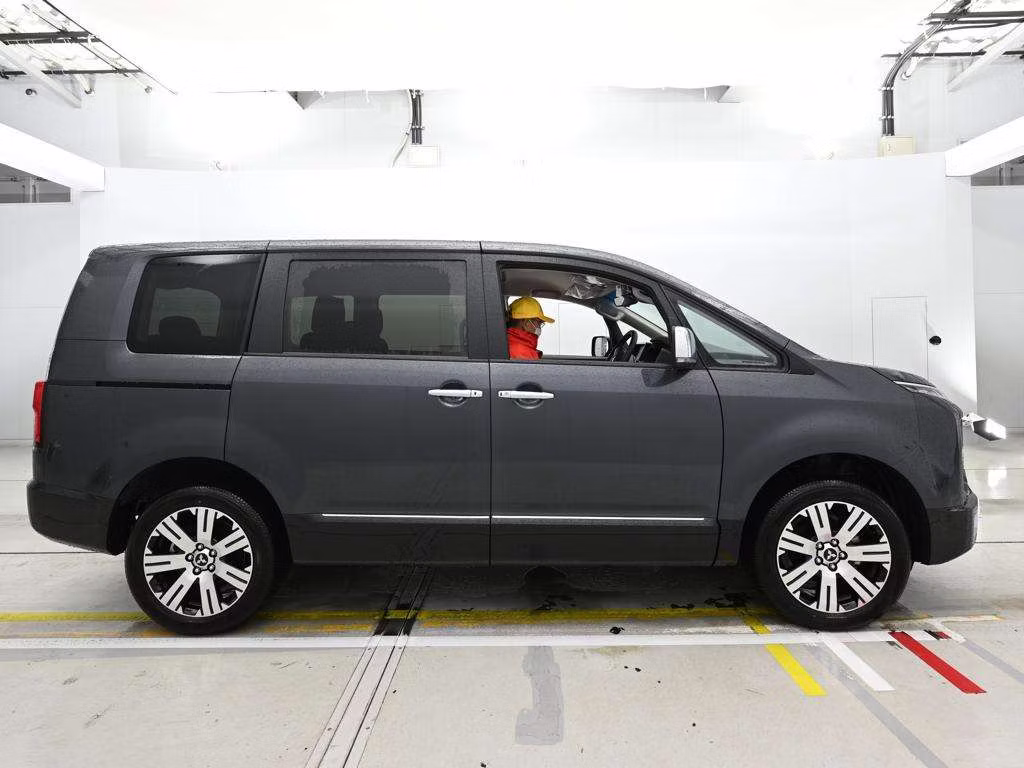 MITSUBISHI DELICA D:5