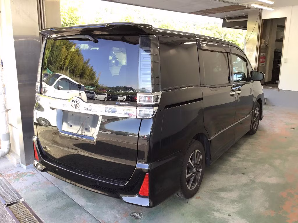 TOYOTA VOXY