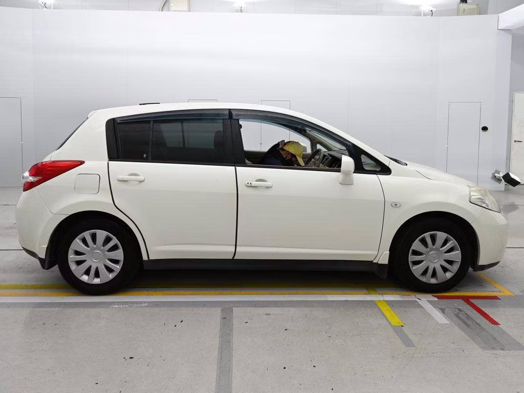 NISSAN TIIDA