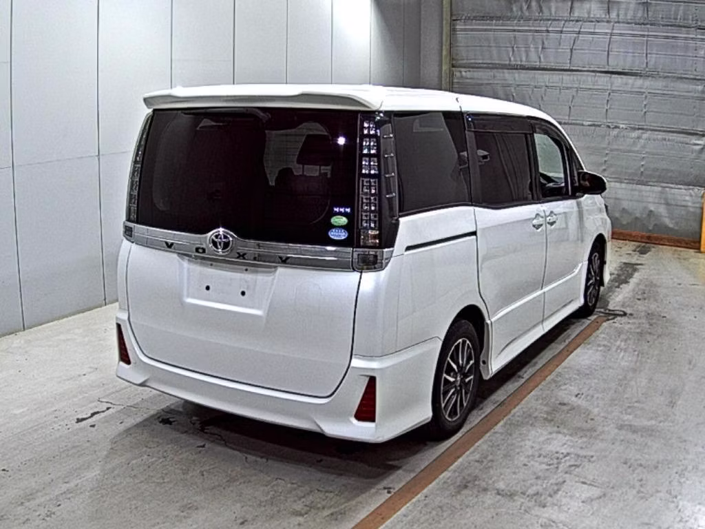 TOYOTA VOXY