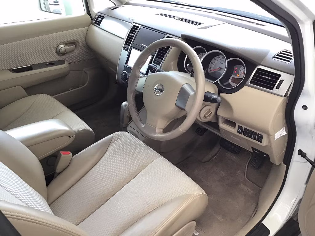 NISSAN TIIDA