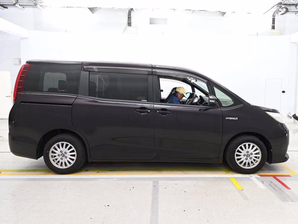 TOYOTA NOAH